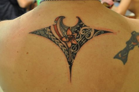 tribal manta ray tats | Cook Islands Tattoo Mantaray Tattoo, Manta Tattoo, Stingray Tattoo, Polynesian Tattoos Women, Ray Tattoo, Island Tattoo, Cook Island, Autumn Tattoo, Maori Tattoos