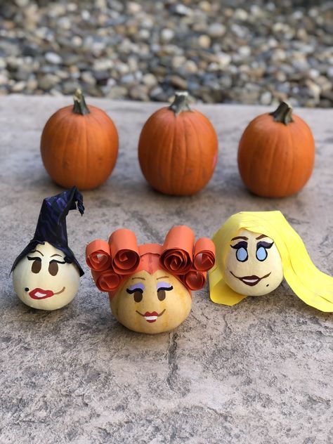 Hocus Pocus Pumpkins: I actually used small gourds, paint for the faces and construction paper for the hair.    Hocus Pocus | The Sanderson Sisters | Disney Pumpkins | Painted Disney Pumpkins Space Pumpkin, Disney Pumpkin Painting, Painted Pumpkin Ideas, Football Pumpkin, Pumpkin Paint, Train Pumpkin, Creative Pumpkin Painting, Tall Pumpkin, Pumpkin Decorating Contest