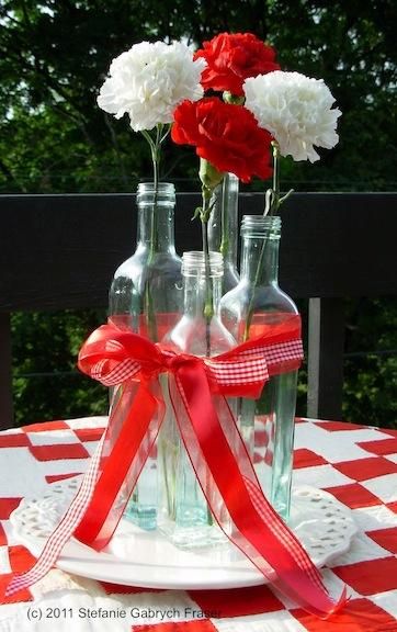 Great flower idea for your outdoor picnic Barbeque Wedding, White Backyard, Picnic Themed Parties, Canada Party, Bbq Decorations, Canada Day Party, Barbeque Party, Backyard Barbeque, Canada Holiday