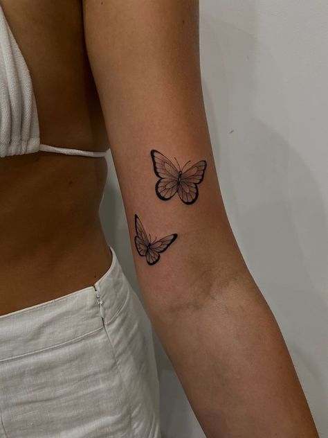 Above Elbow Tattoo, Tattoo Homme, Butterfly Tattoos On Arm, Basic Tattoos, Bauch Tattoos, Ear Tattoo Ideas, Butterfly Tattoos For Women, Small Pretty Tattoos, Elbow Tattoos