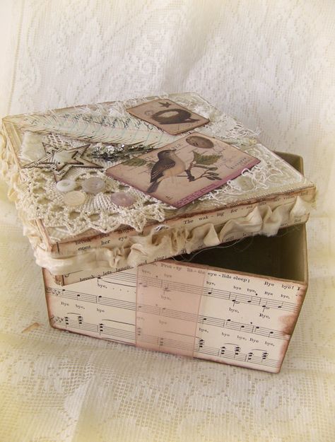 Altered Box Stary Papier, Decorated Boxes, Altered Box, Shabby Chic Boxes, Altered Tins, Decoupage Box, Shabby Chic Crafts, Altered Bottles, Altered Boxes