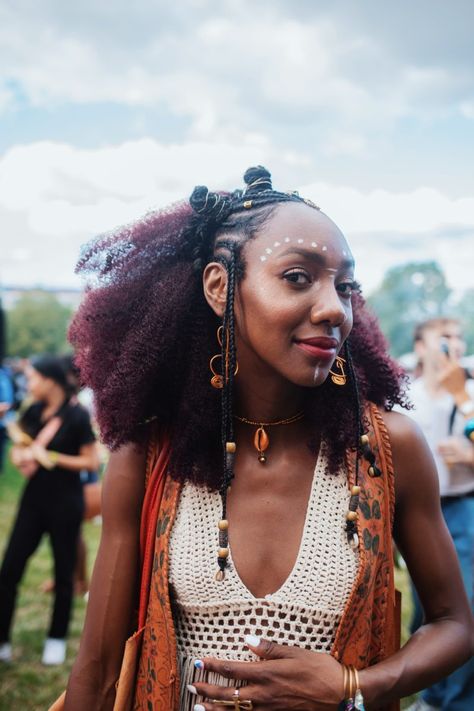 Afropunk Hairstyles, Afro Boho Fashion, Hairstyles Quick Weave, Curly Hairstyles Black, Tierra Whack, Hippie Hairstyles, Afropunk Festival, Afro Goth, American Festivals