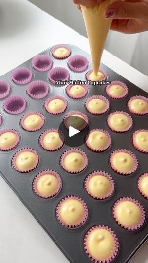 Filled Mini Cupcakes, Chiffon Cupcakes, Big Cupcake, Mini Cupcake, Cupcake Recipes, Mini Cupcakes, Yummy Cakes, Biscotti, Cupcake