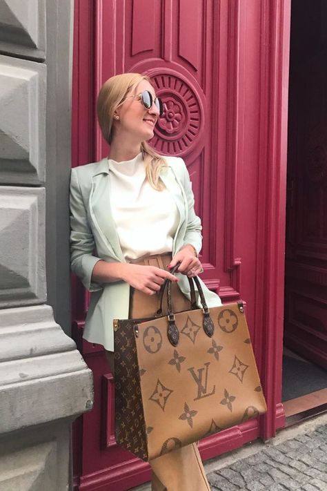 Lv Onthego, Louis Vuitton Purses, Louis Vuitton Handbags Neverfull, Expensive Purses, Louis Vuitton Onthego, Louis Vuitton Travel, Classic Monogram, Louis Vuitton Purse, Louis Vuitton Fashion