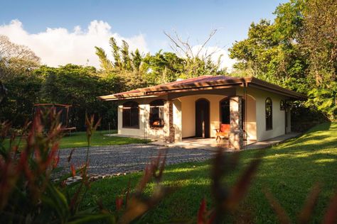 Featuring a garden, Villas Macadamia - Monteverde provides accommodations in Monteverde Costa Rica. Monteverde Costa Rica, Montezuma Costa Rica, Dreams Las Mareas Costa Rica, Costa Rica Villas, Monteverde Costa Rica Hotels, Puntarenas, Sloth Sanctuary Costa Rica, Monteverde, Room Service