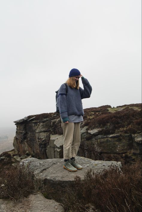 Hiking Outfit Ideas, Granola Girl Outfits, Style Androgyne, Outdoorsy Aesthetic, Granola Outfits, Hiking Fits, Womens Hiking, Granola Girl Aesthetic, Outdoorsy Style