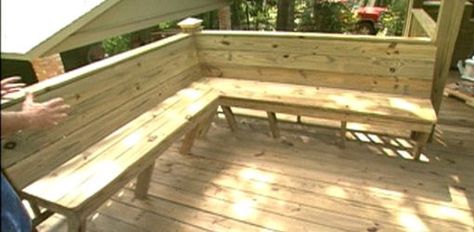 Find out how to build a built-in corner bench on your deck from treated lumber. Deck Bench Seating, Deck Bench, Diy Deck Furniture, Deck Seating, Diy Seating, Corner Seating, Corner Bench, Built In Seating, Decks Backyard