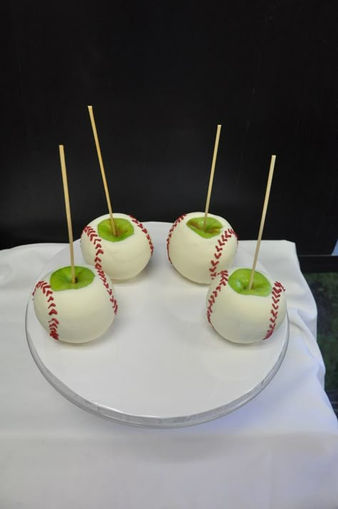 Candy apples, baseball style! Sandlot Party, Dodgers Party, Baseball Treats, Baseball Snacks, Sports Snacks, Baseball Theme Birthday, Team Snacks, Baseball Wedding, Baseball Theme Party