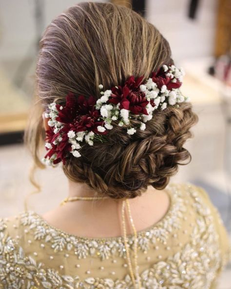 Shaadi Hairstyles, Long Hair Bridal Styles, Hairstyles For A Round Face, Yellow Frock, Indian Bun Hairstyles, Groom Hair Styles, Long Hair Bridal, Floral Bun, Low Bun Wedding Hair