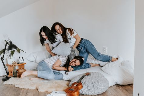 Indoor Friends Photoshoot, Shirts Photoshoot, Bridesmaid Shoot, Bestie Photos, Indoor Shoot, Shoot Moodboard, Inspiration Poses, Fun Living Room, Sorority Poses