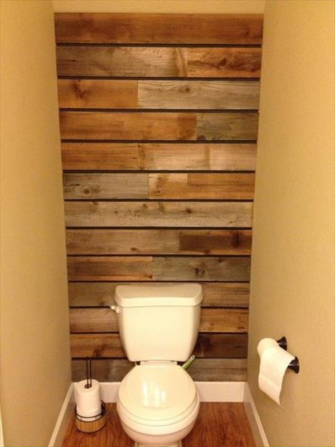 17 Pallet Projects You Can Make for Your Bathroom Pallet Wall Bathroom, Pallet Accent Wall, Wooden Pallet Wall, Pallet Bathroom, Pallet Wood Shelves, Pallet Walls, نباتات منزلية, Wood Pallet Wall, Pallet Shelves