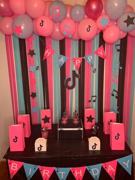 Tik Tok Party Ideas, Tik Tok Party, Diy Party Themes, Easy Party Decorations, Girls Birthday Party Decorations, Girls Birthday Party Themes, Simple Birthday Decorations, Birthday Party Decorations Diy, Bday Party Theme