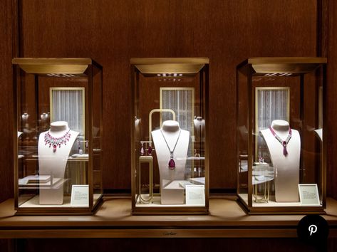 Luxury Jewelry Display, Jewelry Exhibition, Jewellery Exhibition, Rare Jewelry, Light Backdrop, Bag Jewelry, Cartier Jewelry, Ring Displays, Dubai Mall