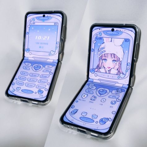 this single photo makes me so tempted to get this phone..😵 Galaxy Flip Phone, Flip Phone Wallpaper, Samsung Flip Wallpaper, Flip Phone Aesthetic, Galaxy Flip, Z Wallpaper, Iphone Obsession, Flip Phone Case, Hello Kitty Birthday