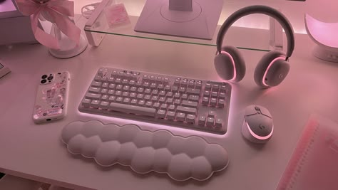 Cute Computer Keyboard, Pink And White Pc Setup, Pink Gaming Set Up, Pink Set Up, Pink And White Gaming Setup, Pc Setup White, Cute Pc Build, Pc Set Up, Girly Gaming Setup