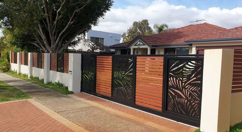 Farmhouse Gate Design, Farmhouse Gate Entrance, House Fences, Farmhouse Gate, Wooden Gate Designs, Sliding Gates, Side Gate, Aesthetic Door, Gate Entrance