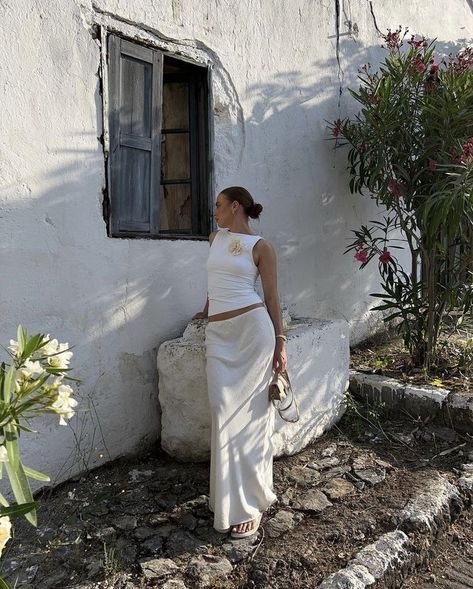 Capri Italy Outfits, Linen Skirt Outfit, Summer Fits Aesthetic, Springs Outfit, Palm Springs Outfit, Skirt Outfits Aesthetic, 2024 Fits, White Skirt Outfits, Long Linen Skirt