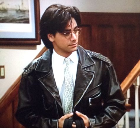 Uncle Jesse Haircut, Jesse Katsopolis Outfits, Uncle Jesse Aesthetic, Full House Jesse, 90s John Stamos, Jesse Full House, Jesse Katsopolis Aesthetic, Jesse Katsopolis, John Stamos 90s