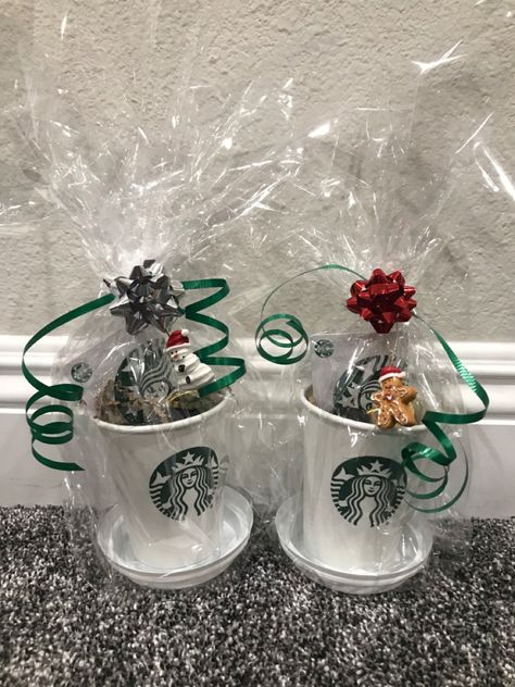 Disposable Coffee Cup Gift Ideas, Cups Filled With Gifts, Tiny Gift Basket Ideas, Starbucks Cup Gift Filled, Wrapping Cups Gift, Starbucks Cup Gift Ideas, Starbucks Gift Card Ideas, Free Starbucks Gift Card, Starbucks Coffee Cups