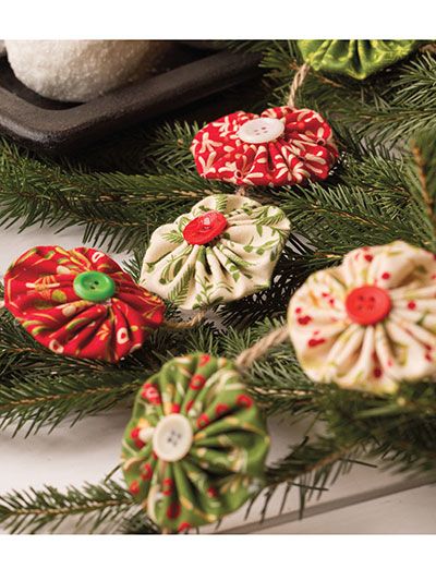 Christmas Fabric Crafts, Christmas Quilting, Sewing Crochet, Quilted Christmas Ornaments, Christmas Patterns, Fabric Christmas Ornaments, Christmas Quilts, Christmas Ornament Crafts, Christmas Sewing