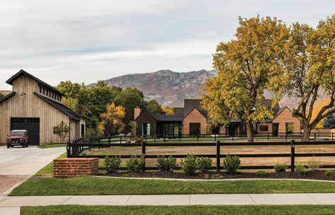 In the matter of fashioning family dream homes, there appear to be a few must-haves shared by most. Welcoming gathering spaces for relaxing and entertaining—certainly. A functional layout and easy-flowing floor plan—of course. A strong connection to the outdoors—check. Photography: Malissa Mabey Design: John Martine Studio Architecture: Think Architecture Napa Farmhouse, Built In Cubbies, Farm Property, Utah Style, Farmhouse Flair, Brick Loft, Industrial Style Lighting, Open Dining Room, Casas The Sims 4