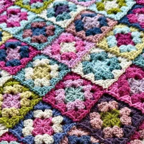 Anita Gibney on Instagram: "I didn’t get as far with my little grannies blanket as I’d planned over Christmas, but I did have a much needed break. I’m ready to launch into this year’s projects now so it will have to go on the back burner for a while. It’s always good to have something relaxing to dip in and out of. What are you hoping to make this year? I’d love to hear💕 #crochet #grannysquares #grannysquareblanket #crochetpattern #grannysquares #grannysquareblanket #crochetersofinstagram #crochet #crochetblanket #crochetblankets #handmade #vintageinspired #crochetaddict #crochetinspiration #crochetinsta #craftsposure #makersgonnamake #makersofinstagram #vintagestyle #crochethooks #blanketmaking #stylecraftyarn #vintagecrochet #blanketmaker #crochethooks #hækling #hekle #virka" Made By Anita Crochet, Crochet Flower Granny Square Pattern, Granny Pattern, Creative Crochet, Yarn Craft, Crochet Throw Blanket, Crochet Goodies, Granny Squares Pattern, Crochet Blankets