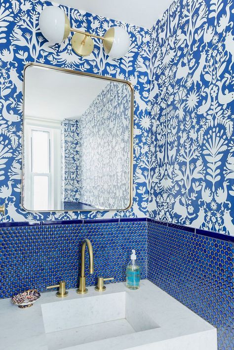 16 Bold Wallpaper Ideas for Your Powder Room Blue Powder Room, Blue Bathroom Tile, Blue And White Wallpaper, Powder Room Wallpaper, Penny Tile, Bad Inspiration, Aesthetic Bathroom, Chic Bathrooms, Blue Bathroom