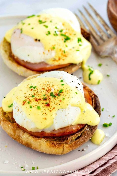 Easy eggs benedict breakfast with poached eggs on top of toasted English muffin, savory Canadian bacon, and drizzled with hollandaise sauce. #breakfast #eggsbenedict #eggs #canadianbacon Benedict Sauce, Healthy English Muffin, Benedict Breakfast, Easy Poached Eggs, Hollandaise Recipe, Easy Eggs Benedict, Poached Egg Recipe, Eggs Benedict Recipe, Egg Benedict