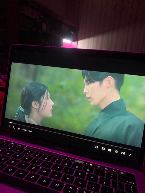 Kdrama Watching Laptop, Watching Korean Drama In Laptop, Watching Kdrama In Laptop Aesthetic, Watching Kdrama Aesthetic, Kdramas Aesthetic, Watching Drama On Laptop, Watching Kdrama, Asian Screen, Jang Uk