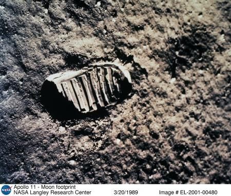 Apollo 11 - Moon footprint Apollo Moon Missions, Apollo Space Program, Apollo 11 Moon Landing, Apollo 11 Mission, Nasa Apollo, Space Facts, Apollo Missions, Moon Missions, Neil Armstrong