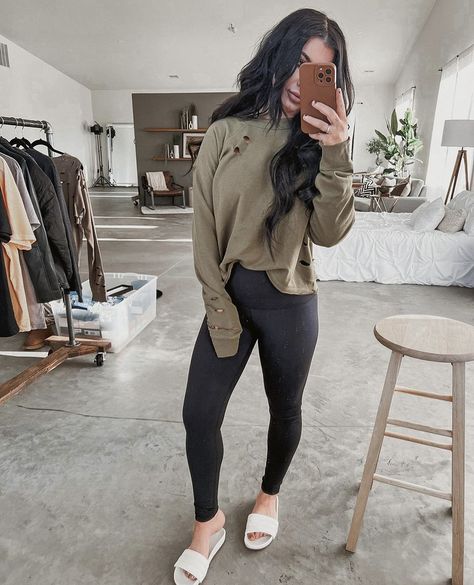 Hot Mom Outfits, Mom Outfits Fall, Chelsea Deboer, Trendy Mom Outfits, Casual Outfits For Moms, Lazy Day Outfits, Cute Simple Outfits, Fall Fashion Outfits, Edgy Outfits