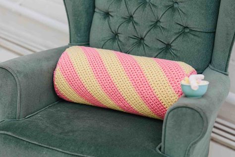 What is Corner to Corner (c2c) Crochet? A stitch or design? - Dora Does Crochet Bolster Pillow, Bolster Pillow Crochet, Pillow Crochet Pattern, Pillow Crochet, Knitting Fashion, Mattress Stitch, Crochet Pillow Pattern, Corner To Corner, C2c Crochet