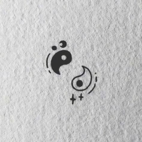 Maching Tattoos Brother Sister, Cute Yin Yang Tattoo, Tiny Matching Tattoos Couple, Unique Ying Yang Tattoo, Tattoos Mountains, Tiny Matching Tattoos, Jing Y Jang, Ying Yang Tattoo, Matching Friend Tattoos