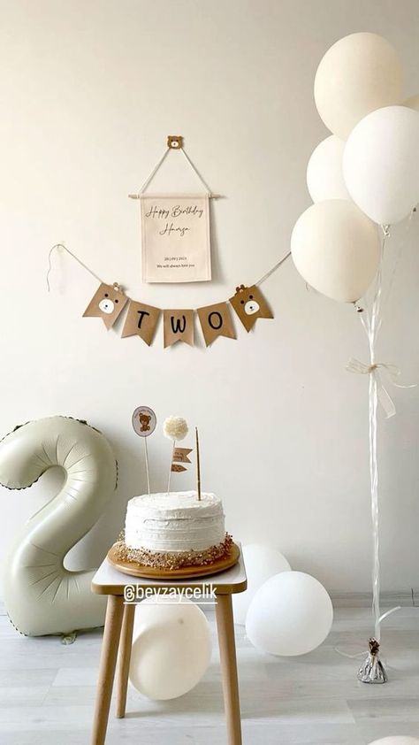 First Birthday Minimalist, Birthday Decorations Simple, Simple Baby Birthday, Torturi Baby Shower, Toddler Birthday Party Themes, Baby Birthday Photoshoot, 2nd Birthday Party For Boys, Crafts For Preschoolers, Simple Birthday Party