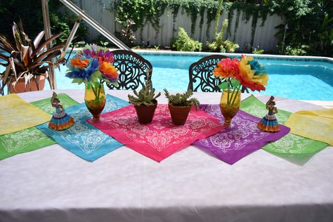 Plants Centerpieces, Reunion Familiar, Mexican Theme Baby Shower, Fiesta Themed Party, Paper Flower Centerpieces, Moms 50th Birthday, Fiesta Birthday Party, Mexican Birthday, Centerpieces Diy