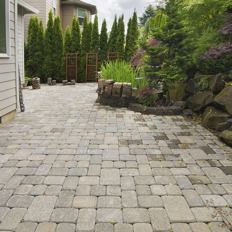 6 Brilliant and Inexpensive Patio Ideas for Small Yards Inexpensive Patio Ideas, Patio Pavers Ideas, Pavers Ideas, Cobblestone Patio, Inexpensive Patio, Inexpensive Landscaping, Ideas For Small Yards, Backyard Ideas For Small Yards, Cement Patio