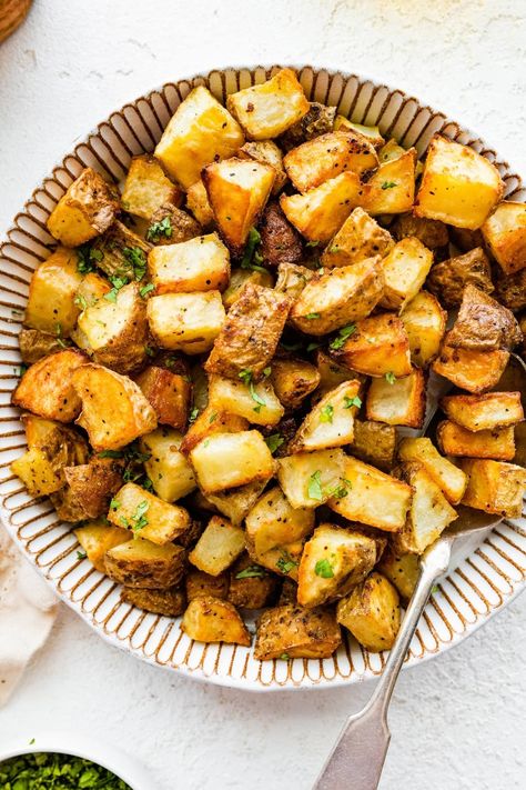 Easy Oven Roasted Potatoes (Super Crispy!) - Eating Bird Food Crispy Roasted Potatoes In Oven, Crispy Potatoes In Oven, Easy Oven Roasted Potatoes, Crispy Oven Roasted Potatoes, Oven Roasted Potatoes Easy, Roasted Veggies Recipe, Meal Planing, Potatoes Easy, Eating Bird Food