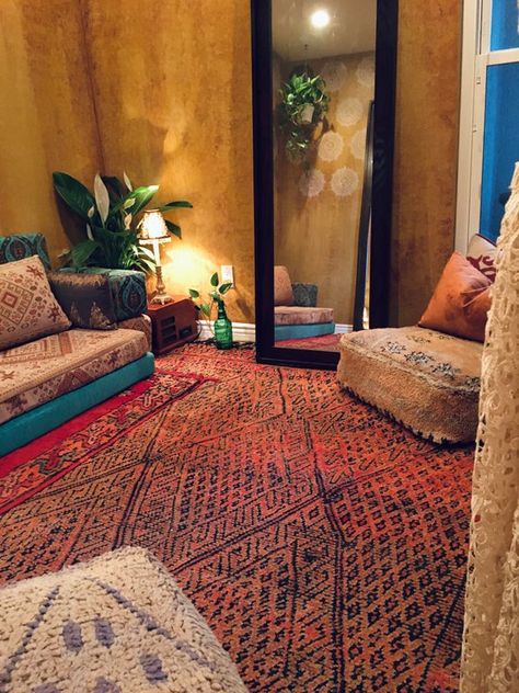 Asian Floor Seating, Floor Seating Study Room, Moroccan Floor Seating, Bedroom Floor Seating, Comfy Floor Seating Ideas, Small Living Room Decor Ideas Cozy, Floor Sitting Ideas Bedroom, Floor Seating Table, Floor Sitting Ideas