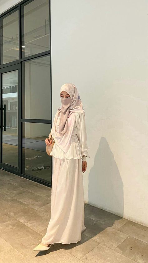 Credit to pretty @nliyyy_ Muslimah Fashion Casual, Fesyen Islam, Muslimah Style, Muslimah Outfit, Niqab Fashion, Muslim Outfits Casual, Hijab Style Casual, Muslim Fashion Hijab Outfits, Hijabi Fashion Casual