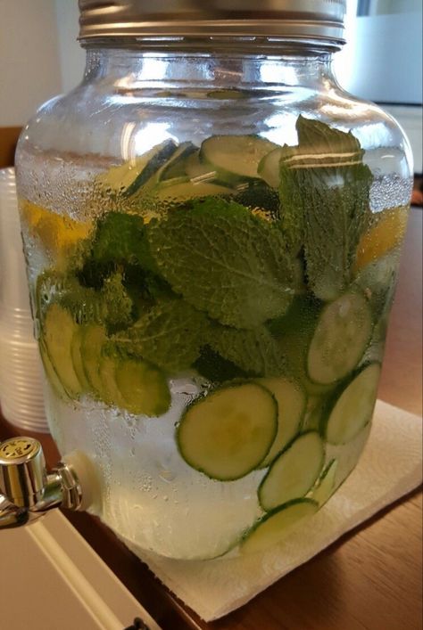 Cucumber Detox Water, Lemon Juice Benefits, Lemon And Mint, Healthy Water Drinks, Fruit Smoothie Recipes Healthy, Cucumber Water, Water Aesthetic, Healthy Water, Fruit Water