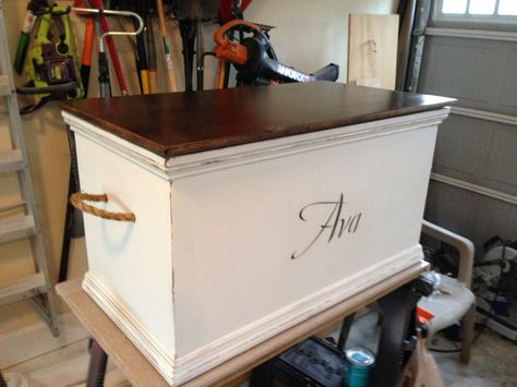 DIY Personalized Hope Chest Plans. #DIYPersonalizedHopeChest #diyprojects #diyideas #diyinspiration #diycrafts #diytutorial Hope Chest Plans, Chests Diy, Chest Ideas, Murphy Bed Plans, Diy Farmhouse Table, Woodworking Plans Diy, Wooden Chest, Woodworking Plans Free, Easy Home Decor