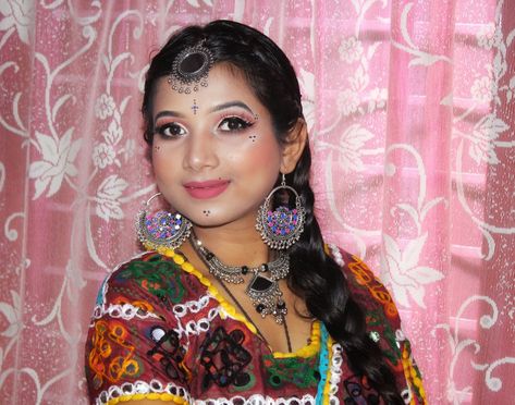 Gujarati look...check it on youtube all about makeup by antara Gujarati Makeup For Garba, Gujarati Makeup, Navratri Photography Poses, Photography Poses With Friends, Garba Makeup Look, Navratri Photography, Garba Look, Navratri Makeup, Indian Eye Makeup