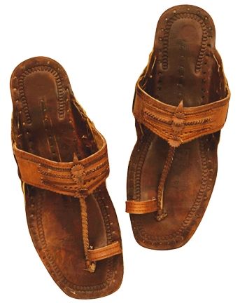 A pair of leather sandals Buffalo Sandals, Indian Sandals, Hippie Shoes, Jesus Sandals, Hippie Sandals, Estilo Hippie, Hippie Costume, Costume Shoes, Pumps Flat