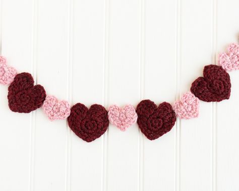 Garland Crochet Pattern, February Decor, Garland Crochet, Diy Valentinstag, Crochet Valentine Patterns, Holiday Crochet Patterns, Crochet Garland, Show Yourself, Valentines Crochet