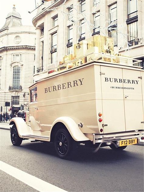 Burberry Burberry Gifts, Delivery Truck, Hipster Grunge, Burberry London, White Aesthetic, Classy Women, Christmas Inspiration, Battlefield, Land Scape