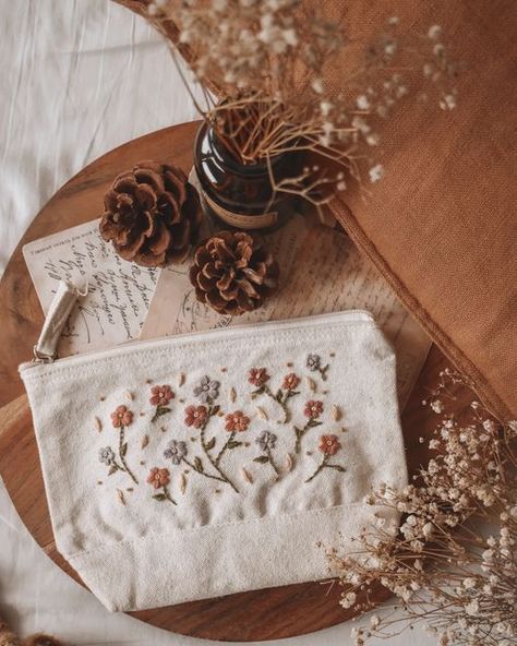 Manon | Threading the Seasons on Instagram: "✨️Coming soon✨️ • Embroidering a pouch has been something I have wanted to do from the very beginning, and a couple of weeks ago I decided to go for it 😍 And so, this cute floral design was born! • DIY kits for these pouches will soon be landing in the shop, just in time for Christmas! They make for a very fun gift, or for yourself to embroider and gift the completed pouch to someone. Or yourself, as it's the perfect size to hold all your embroidery Diy Embroidery Gifts, Pouch Embroidery, Embroidery Designs Flower, Flower Embroidery Tutorial, Embroidery Christmas Gifts, Beginner Hand Embroidery, Embroidery Pouch, Flower Embroidery Pattern, Tutorial Embroidery