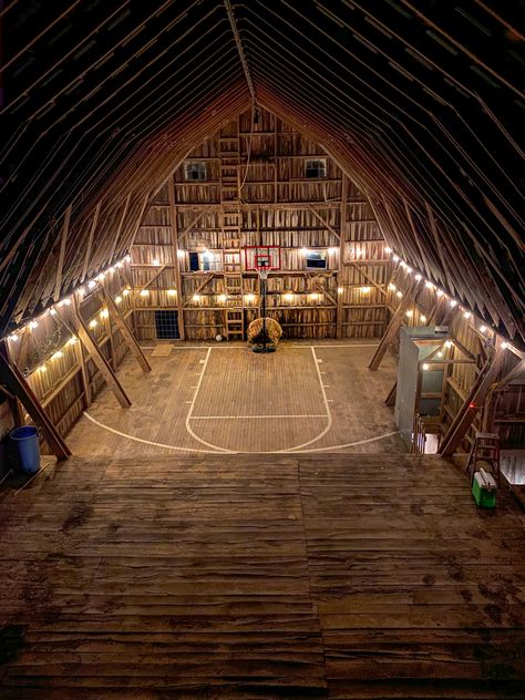 Barn With Basketball Court, Barn Gym, Garage Home Office, Home Basketball Court, Home Gym Ideas, Outdoor Basketball Court, Barn Loft, Hay Barn, Gym Interior