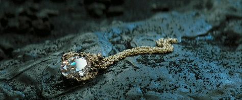 Pendant from "Stardust." Stardust Movie, Stardust 2007, 2007 Aesthetic, Fantasy Kingdom, Fairytale Aesthetic, Adventure Family, Water Nymphs, Claire Danes, Movie Screencaps