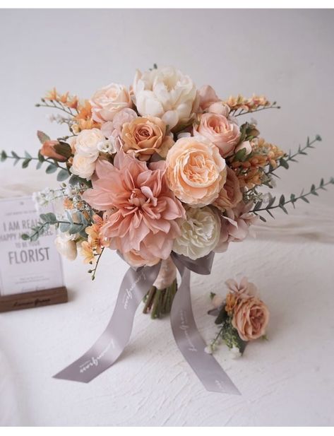 Peach And Blush Bouquet, Pink And Peach Wedding Bouquet, Bride Bouquets Wild Flowers, Peachy Bridal Bouquet, Peach Bouquet Wedding, Apricot Wedding Theme, Wedding Flower Bouquets Bridal, Peach Flowers Wedding, Wedding Flowers Peach