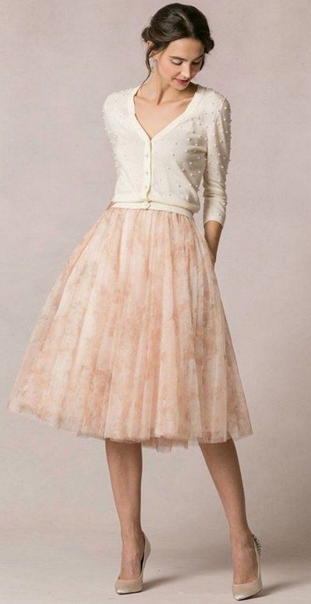 Lucy skirt by Jenny Yoo is a soft tulle, A-line, full and playful tea length skirt / http://www.himisspuff.com/wedding-guest-dress-ideas/6/ Rok Tile, Line Outfit, Tea Length Skirt, Tulle Skirts, Amal Clooney, Image Description, Jenny Yoo, Elegante Casual, Retro Mode